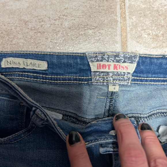 💙💙EUC- NINA FLARE HOT KISS DISTRESSED JEANS SZ 7💙💙 - Picture 2 of 6